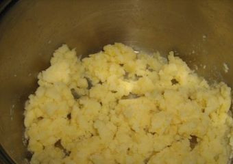 1. Этап. Осетинский пирог с картошкой: Когда опара почти готова, начнём приготовление начинки. Сварите картофель.