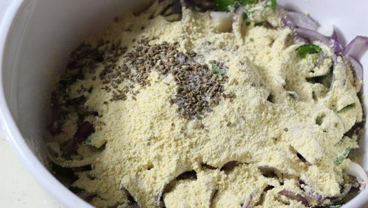 1. Этап. Пакора из лука: 3. После всыпьте нутовую муку, манку, специи.