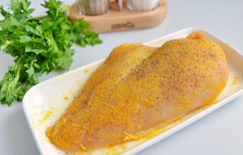 1. Этап. Курица с куркумой в кисло-сладком соусе: Куриное филе вымойте, обсушите бумажными полотенцами. Натрите куркумой с солью и перцем. Оставьте минут на 10-15 отдохнуть и промариноваться специями.