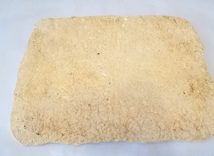 1. Этап. Меренговый рулет с малиной: Выньте из духовки меренговый пласт, переверните на другой лист бумаги. Снимите лист, на котором запекался пласт.