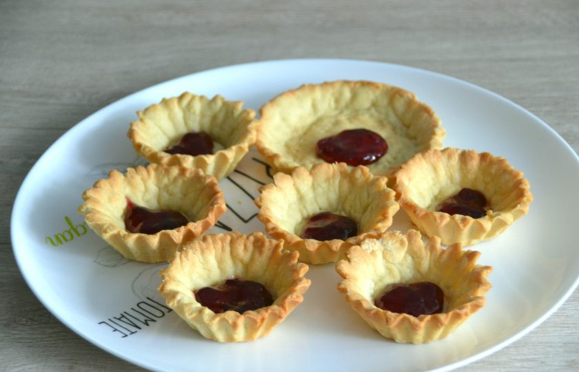 1. Этап. Пирожное Корзиночка с масляным кремом: На дно корзиночек выложите по чайной ложке джема или конфитюра.