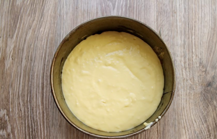 1. Этап. Творожный пирог с брусникой: Аккуратно замесите воздушное тесто. В форму для запекания вылейте тесто и разровняйте.