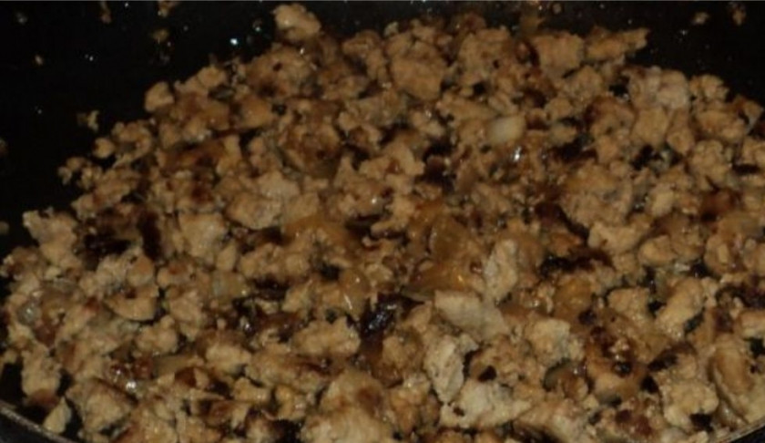 1. Этап. Лапша по-флотски: 3. Обжаривайте до получения корочки.