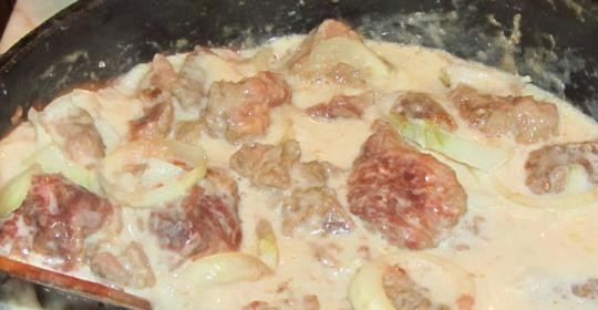 1. Этап. Печень, тушенная в молоке: Тушим печень, не размешивая, под закрытой крышкой примерно десять минут. Затем добавляем к ней молоко. При желании вы можете использовать вместо молока сливки или сметану.