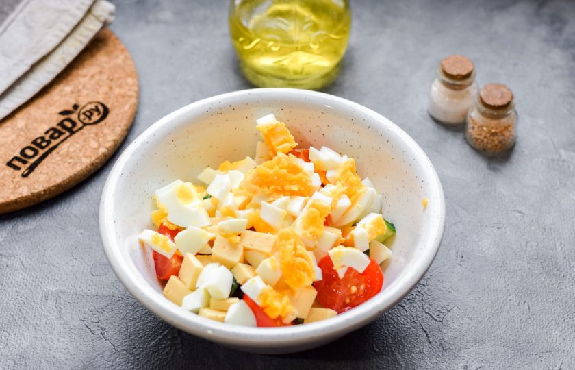 1. Этап. Салат с мидиями: Яйцо сварите вкрутую — 10 минут в подсоленной воде. После почистите и нарежьте кубиками. Добавьте яйцо в салат.