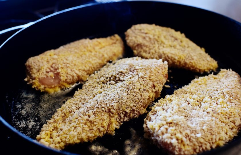 1. Этап. Куриная грудка в хрустящей панировке с сыром: 6. Обжарьте мясо в сковороде до золотистой корки.