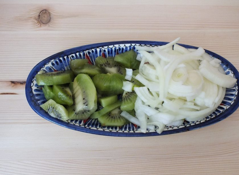 1. Этап. Шашлык на электрогриле: Лук нарежьте произвольно. Киви очистите и нарежьте дольками.