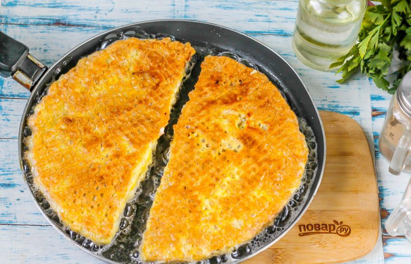 1. Этап. Чебуреки из вафельных коржей: Выложите на сковороду, убавьте нагрев до умеренного и обжарьте чебуреки по 2-3 минуты с каждой стороны.