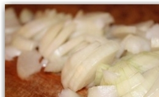 1. Этап. Шампиньоны жареные: Лук чистим и нарезаем или кубиками или полукольцами.