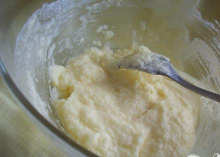 1. Этап. Сливовый пирог: 2. Теперь приготовим тесто. Смешиваем сметану, масло, соль, разрыхлитель и сахар (четверть стакана сахара оставляем). Масло должно быть комнатной температуры. Тщательно все перемешиваем. Добавим муки и замесим тесто.