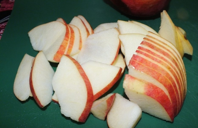 1. Этап. Крылышки в минералке на луковой подушке: Яблоко помойте и нарежьте небольшими кусочками.