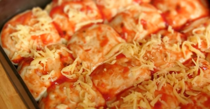 1. Этап. Фокачча с сыром: 6. Смажьте шарики томатным соусом, посыпьте сверху пармезаном. Выпекайте 30 минут при температуре 200 градусов.