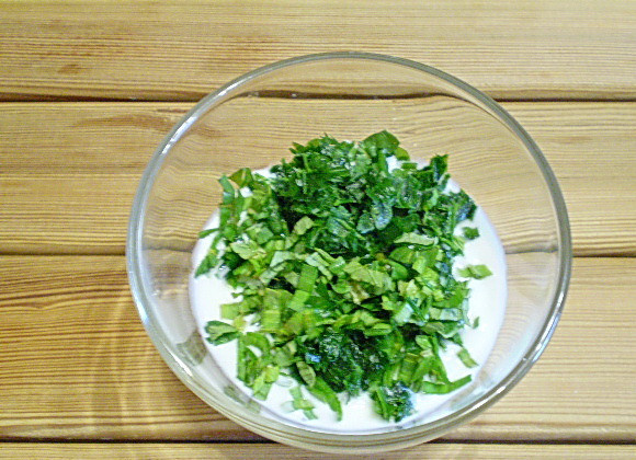 1. Этап. Кефир с зеленью: 3. Кефир смешиваем с солью, перцем, рубленой зеленью.