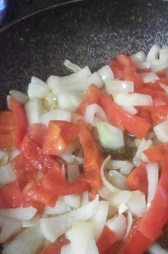 1. Этап. Яичница Самая вкусная в мире: На сковороде разогреть растительное масло и обжаривать лук и перец несколько минут до мягкости.