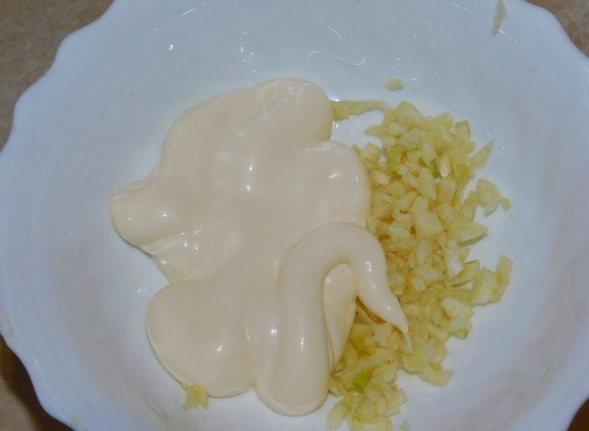 1. Этап. Курица в майонезном маринаде: Чеснок мелко измельчите и смешайте с майонезом.