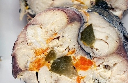 1. Этап. Рулет из скумбрии с овощами: 6. Остывший рулет аккуратно освободите от пленки и нарежьте порционными кусочками. Приятного аппетита!