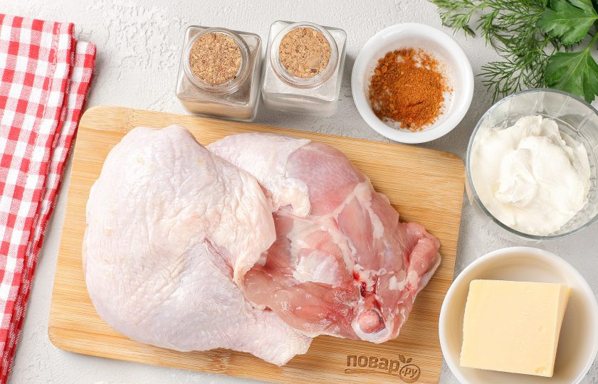 1. Этап. Куриные ножки со сметаной и сыром: Подготовьте все ингредиенты.