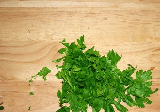 1. Этап. Яичница с бананом: Нарубите свежую петрушку.