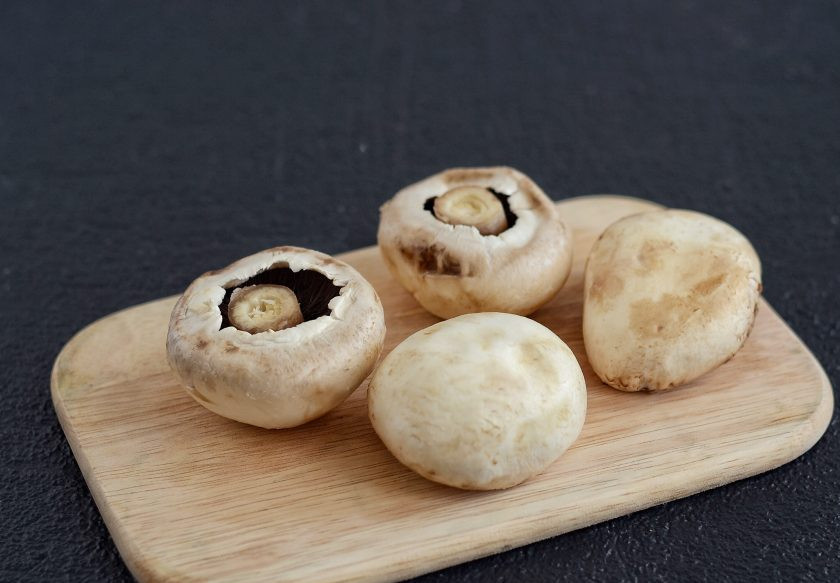 1. Этап. Грибные отбивные: Шампиньоны помойте и обсушите. Отрежьте ножки, в этом рецепте они не нужны.