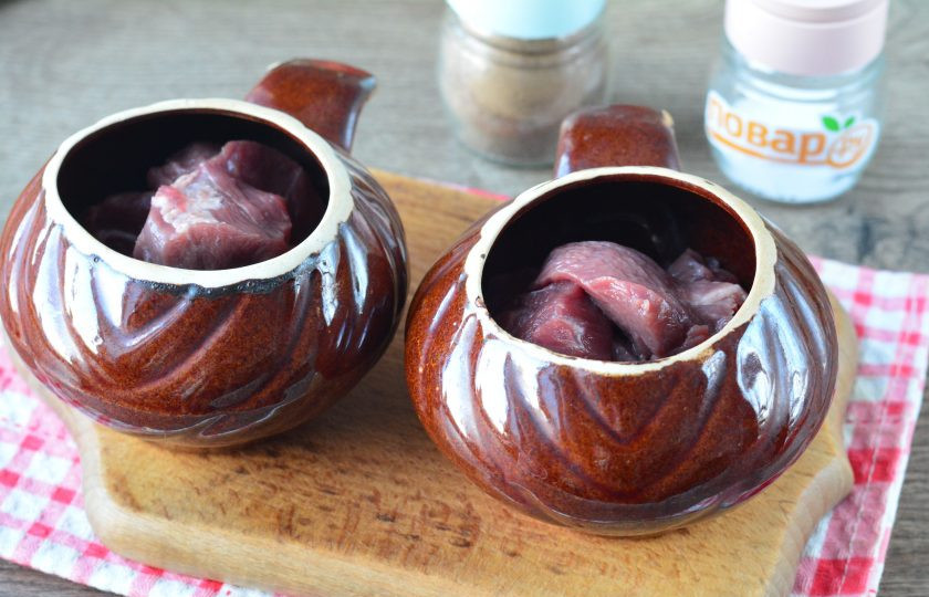 1. Этап. Томленая говядина в духовке при низкой температуре: Выложите говядину, присыпая солью и черным перцем по вкусу.