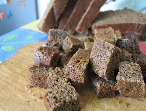 1. Этап. Бородинский квас без дрожжей: 1. Нарежьте небольшими кубиками черный хлеб. Можно взять не только свежий, но и немного подсушенный.