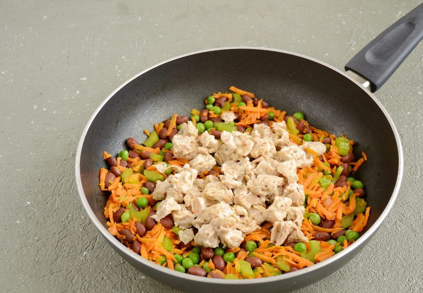 1. Этап. Соевая запеканка: В конце добавьте соевые кусочки, перемешайте и потомите 3-5 минут.