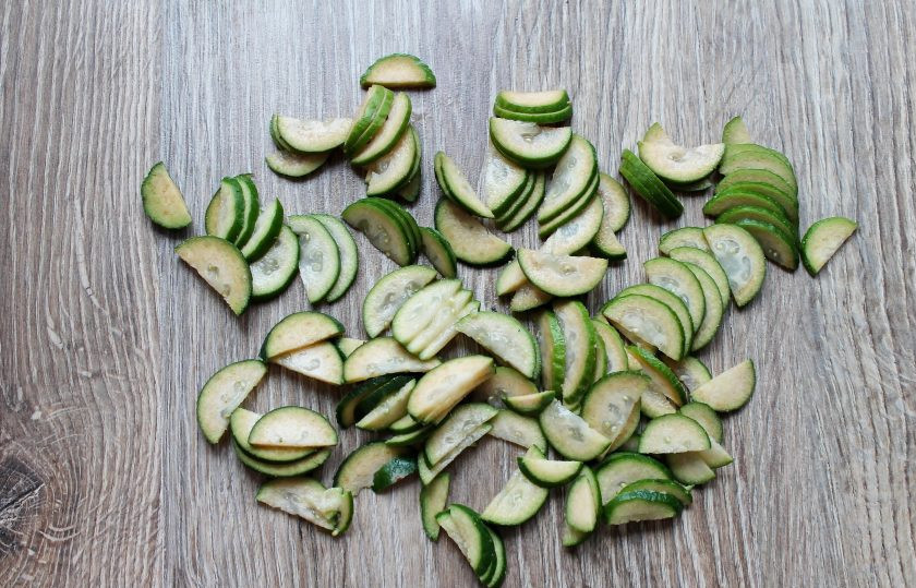 1. Этап. Чай из фейхоа: Фейхоа разрежьте пополам и порежьте на тонкие дольки.