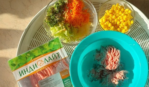 1. Этап. Котлеты из индейки в стиле Спорт-шик: Морковь очистить и натереть на мелкой терке. Сельдерей натереть на крупной, он будет махриться, махрушки порезать ножом. Проростки промыть и порезать, лук натереть на мелкой терке.