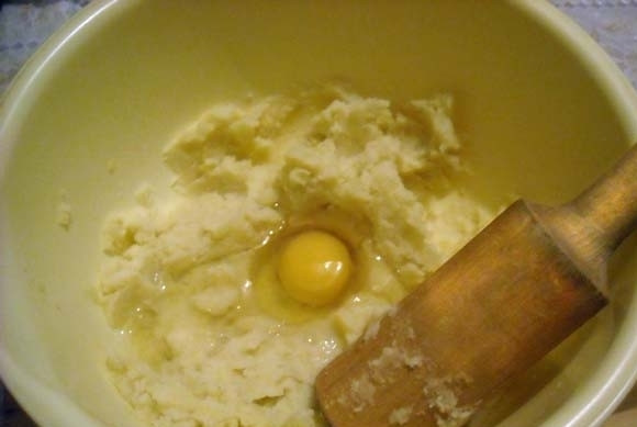 1. Этап. Картофельные шарики с начинкой: Готовую картошку превратите в пюре, добавьте яйцо.