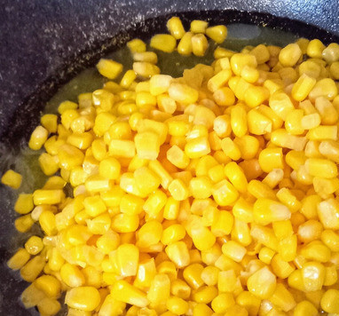 1. Этап. Жареная кукуруза с фасолью и халуми: В сковороде разогреть одну столовую ложку оливкового масла, добавить кукурузу и готовить на сильном огне 5 минут, регулярно помешивая, до обугливания. Лучше отойти на безопасное расстояние во время помешивания, так как кукуруза может 