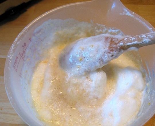 1. Этап. Тесто на вафли в вафельнице: 4. Взбейте тесто, чтобы оно было однородным и без комочков. В конце введите белки и аккуратно все перемешайте.