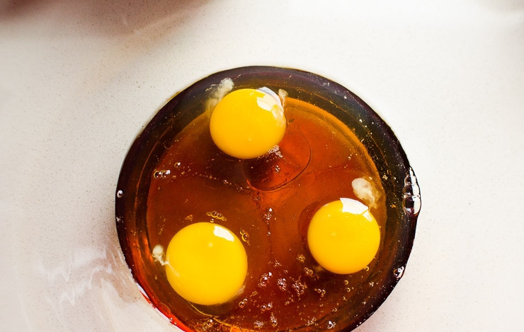 1. Этап. Шоколадный торт без сахара: 2. Яйца в глубокой мисочке соедините с медом или сиропом.