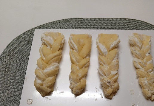 1. Этап. Булочки Клубочек с творожным сыром: Заплести косичку.