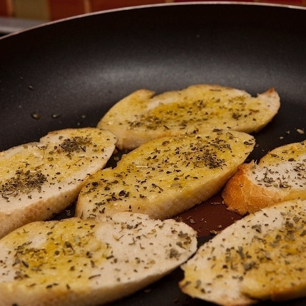 1. Этап. Тыквенный суп с креветками: Поджариваем на оливковом масле кусочки белого хлеба с какими-нибудь специями - например, орегано и базиликом.