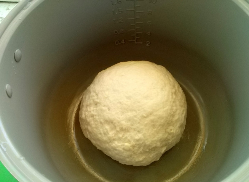 1. Этап. Сдобная плетенка с яблоками: Затем поместите тесто в миску, слегка смазанную жиром (смалец, масло растительное), накройте и оставьте подходить в сухом теплом месте на 1 час.