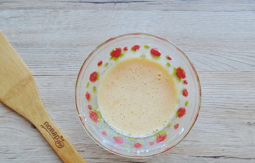 1. Этап. Молочный пудинг с крахмалом: И еще раз хорошо перемешайте. Комочков не должно быть. Можно добавить немного молока.