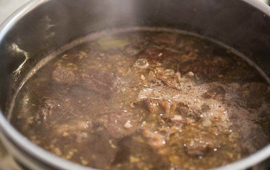 1. Этап. Овощи, тушенные с мясом в говяжьем бульоне: Добавьте к мясу измельченный чеснок, обжарьте минутку и влейте пиво, вино, бульон, томатную пасту. Положите сахар, тимьян и перемешайте. Тушите час.