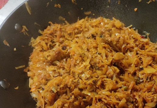 1. Этап. Жареная капуста с баклажанами и перцем: Наша капуста готова, можно подавать на стол! Сегодня я как раз успел приготовить её к ужину когда супруга пришла с работы. ПРИЯТНОГО АППЕТИТА!