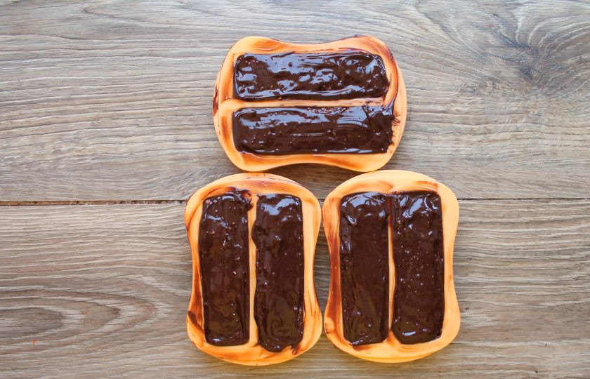 1. Этап. Глазированные сырки со сгущенкой: Залейте верх оставшимся шоколадом и уберите в холодильник на 2-3 часа в холодильник. Затем аккуратно извлеките сырки из формочек и подавайте к столу.