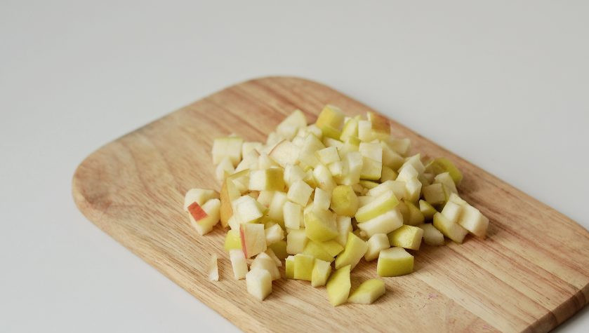 1. Этап. Яблочные фриттеры: Яблоки нарежьте на мелкие кубики.