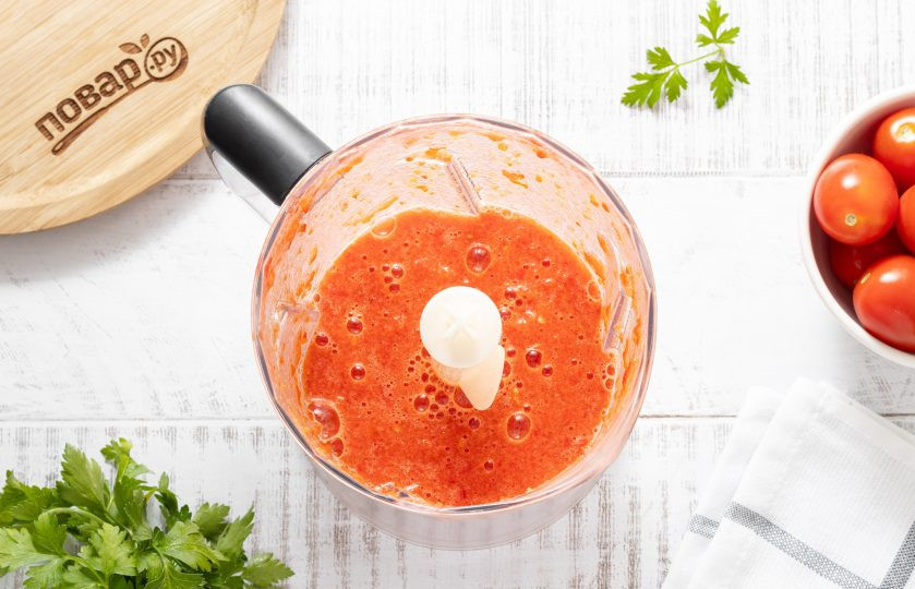 1. Этап. Огуречник: Отложите примерно 1/3 подготовленных помидоров и болгарского перца, остальное измельчите в блендере до однородного пюре или прокрутите через мясорубку.