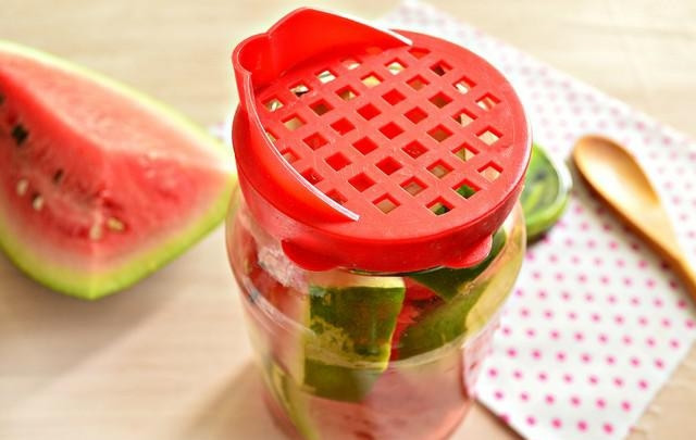 1. Этап. Консервация арбузов: 8. После аккуратно слейте воду и снова залейте кипятком. Еще через 10 минут слейте воду и доведите ее до кипения, добавив соль и сахар. В конце влейте уксус.