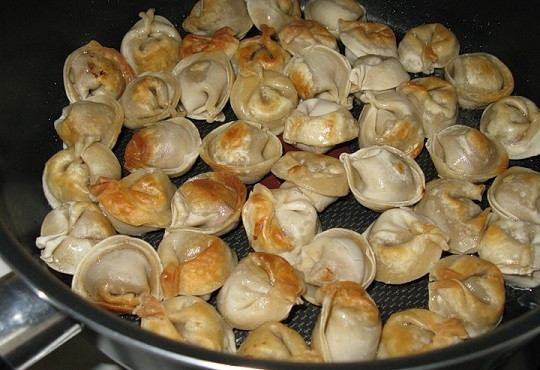 1. Этап. Жареные пельмени: 3. Когда появилась корочка, аккуратно переверните каждую штучку и дайте обжариться еще со второй стороны. Жареные пельмени в домашних условиях должны быть румяными.