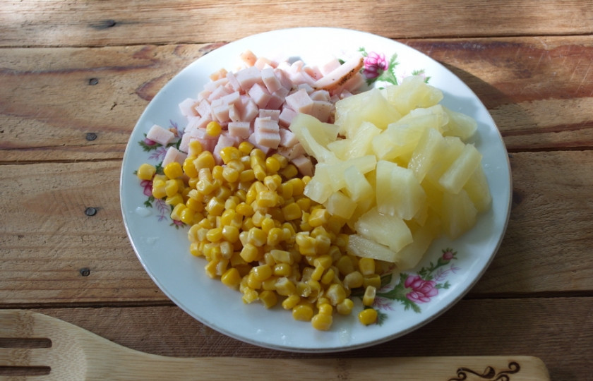 1. Этап. Салат из ананасов и кукурузы: Ананасы нужно извлечь из сиропа. Дайте стечь воде, нарежьте на кусочки. Я осознанно не покупаю уже нарезанные ананасы. Они не такие вкусные, более бесформенные .