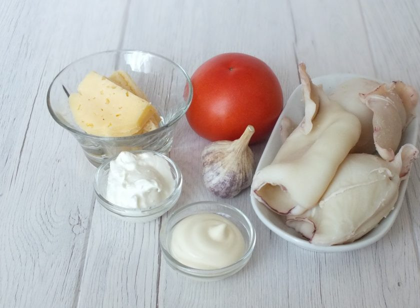 1. Этап. Салат Красное море с кальмарами: Подготовьте необходимые ингредиенты.