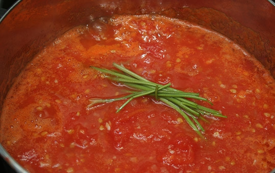 1. Этап. Томатный суп-пюре для похудения: Отрезаем стебли у зелени и кладем их в кастрюлю к помидорам, для удобства связываем их ниткой. Теперь варим все в течение 10 минут на слабом огне, затем извлекаем стебли из кастрюли.