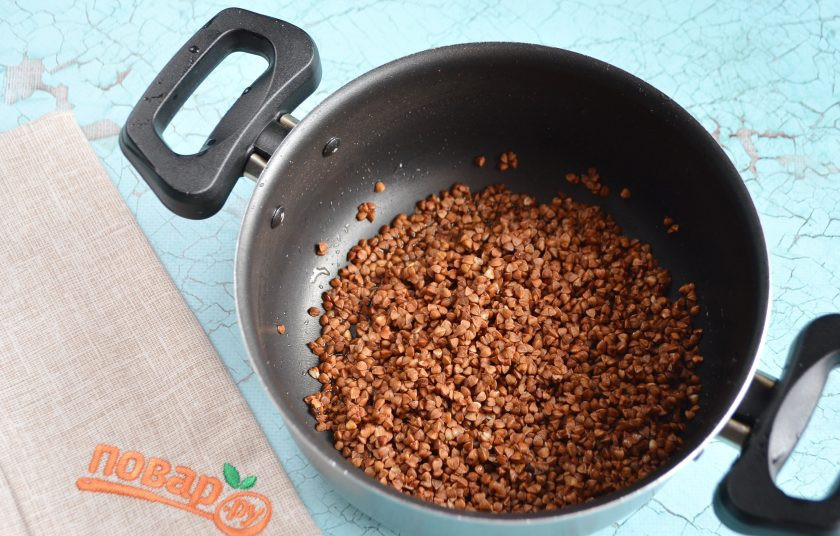 1. Этап. Гречка на завтрак: 2. Гречку переберите, промойте. Залейте кипятком, положите одну-две щепотки соли и варите до испарения жидкости 15-20 минут.