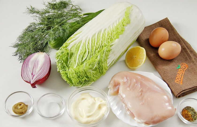 1. Этап. Новогодний салат Пятачок: Подготовьте все ингредиенты. Яйца заранее сварите вкрутую и остудите.