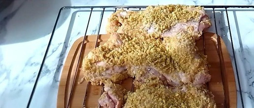 1. Этап. Куриный шницель в чипсах с грибным соусом: Далее, обваляйте филе в муке, затем окуните в яйцо и обваляйте в чипсах. Запекайте на решетке, в духовке при 200 ℃, 20 минут.