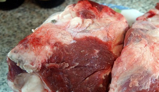 1. Этап. Фляки господарские: У меня были вот такие говяжьи кости с мясом – голяшка и лытка.